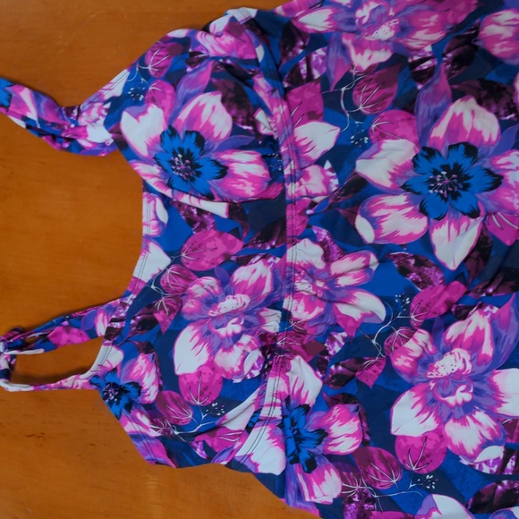 Bathing suits - Picture 2 of 4